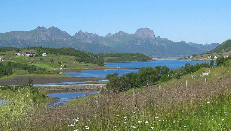 Eidsfjord vo Vesterålen v Nórsku. Teploty sú tú v lete až o desať stupňov vyššie, ako v minulosti. Foto: wikimedia