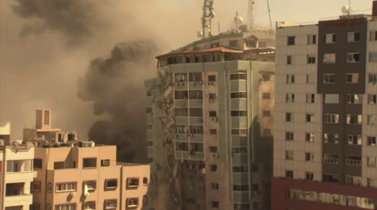 Izrael zničil sídlo zahraničných médií v Gaze. Dal im hodinu na útek pred náletom