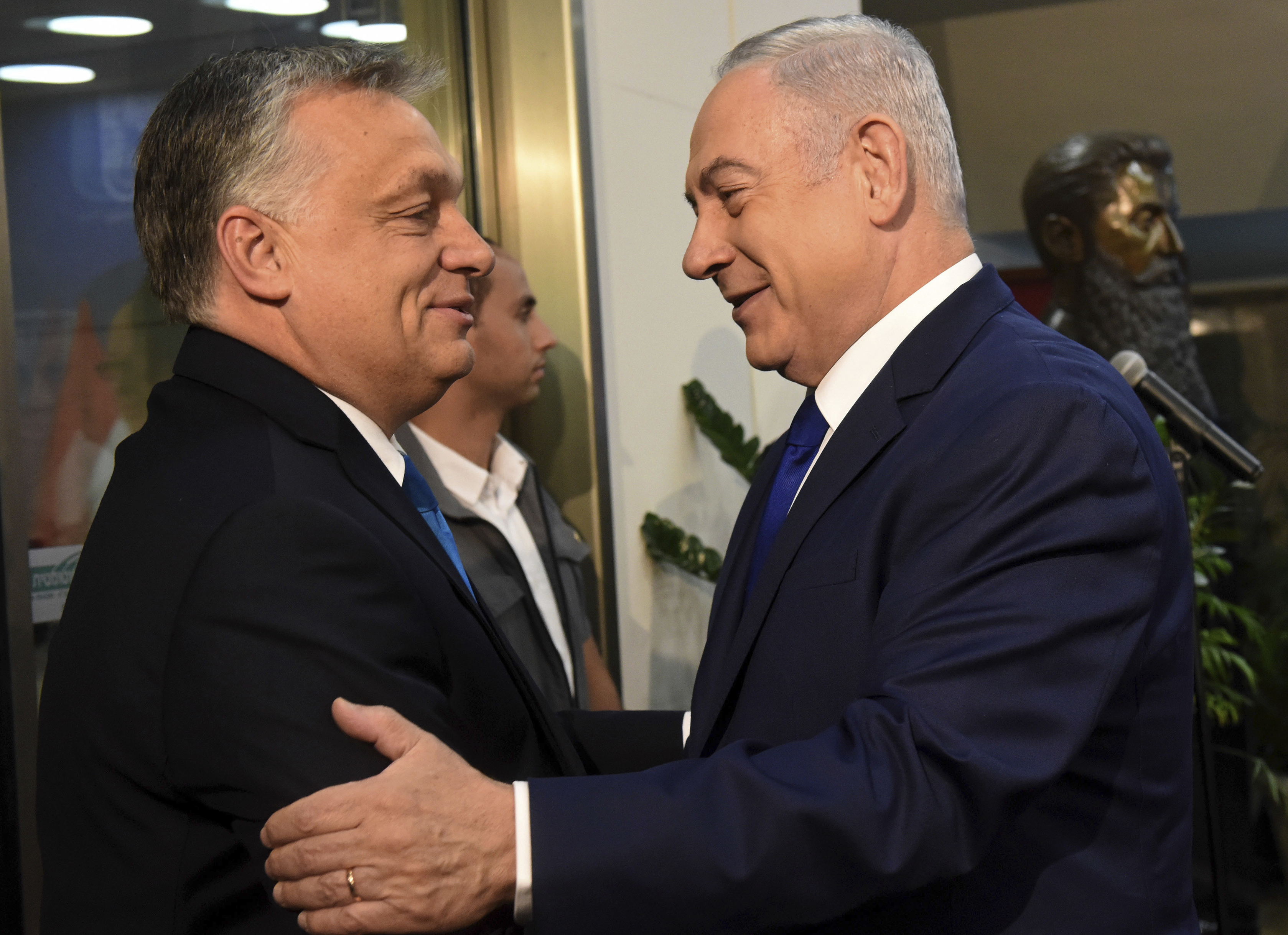 Netanjahu prijal pozvanie Orbána. Ten nedbá na zatykač Medzinárodného trestného súdu