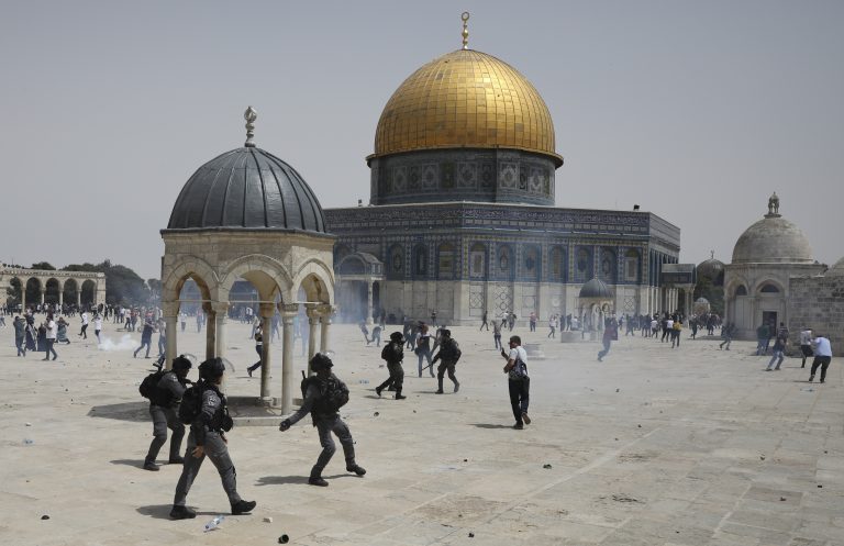 Palestínčania utekajú pred hádzaním granátov príslušníkmi izraelskej polície pred mešitou al-Aksá po vyhlásení prímeria a skončení jedenásťdňovej vojny medzi hnutím Hamas a Izraelom, v Jeruzaleme 21. mája 2021. Foto: TASR/AP