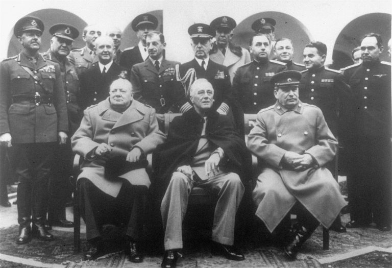O sférach vplyvu rozhodovali víťazi druhej svetovej vojny. Na konferencii v Jalte vo februári 1945, sediaci zľava: Winston Churchill, Franklin Roosevelt a Josif Stalin. Foto: Archív TASR/AP  