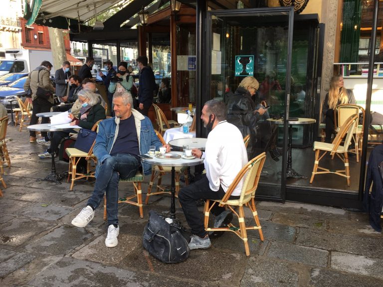 Parížska kaviareň po uvoľnení  protipandemických opatrení. Foto: Twitter/Charlotte Wilkins