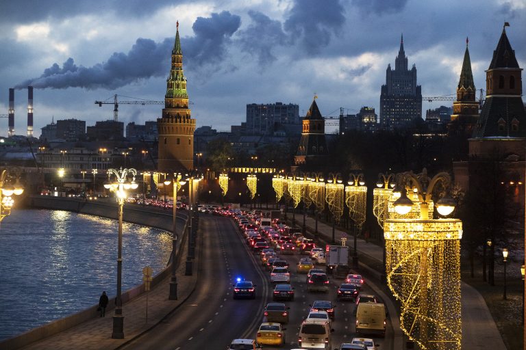 Autá jazdia neďaleko nábrežia rieky Moskva v ruskej metropole v stredu 23. decembra 2020. Foto: TASR/AP