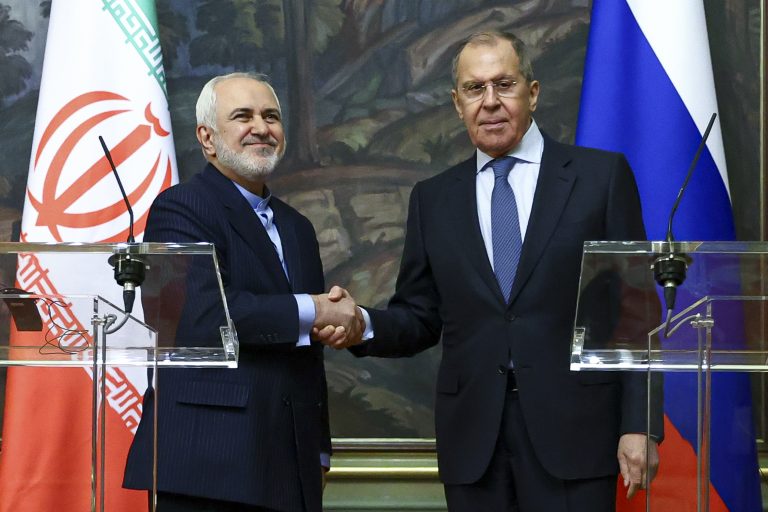 Ruský minister zahraničných vecí Sergej Lavrov (vpravo) si podáva ruku so svojím iránskym rezortným partnerom Mohammadom Džavádom Zarífom. Foto: TASR/AP