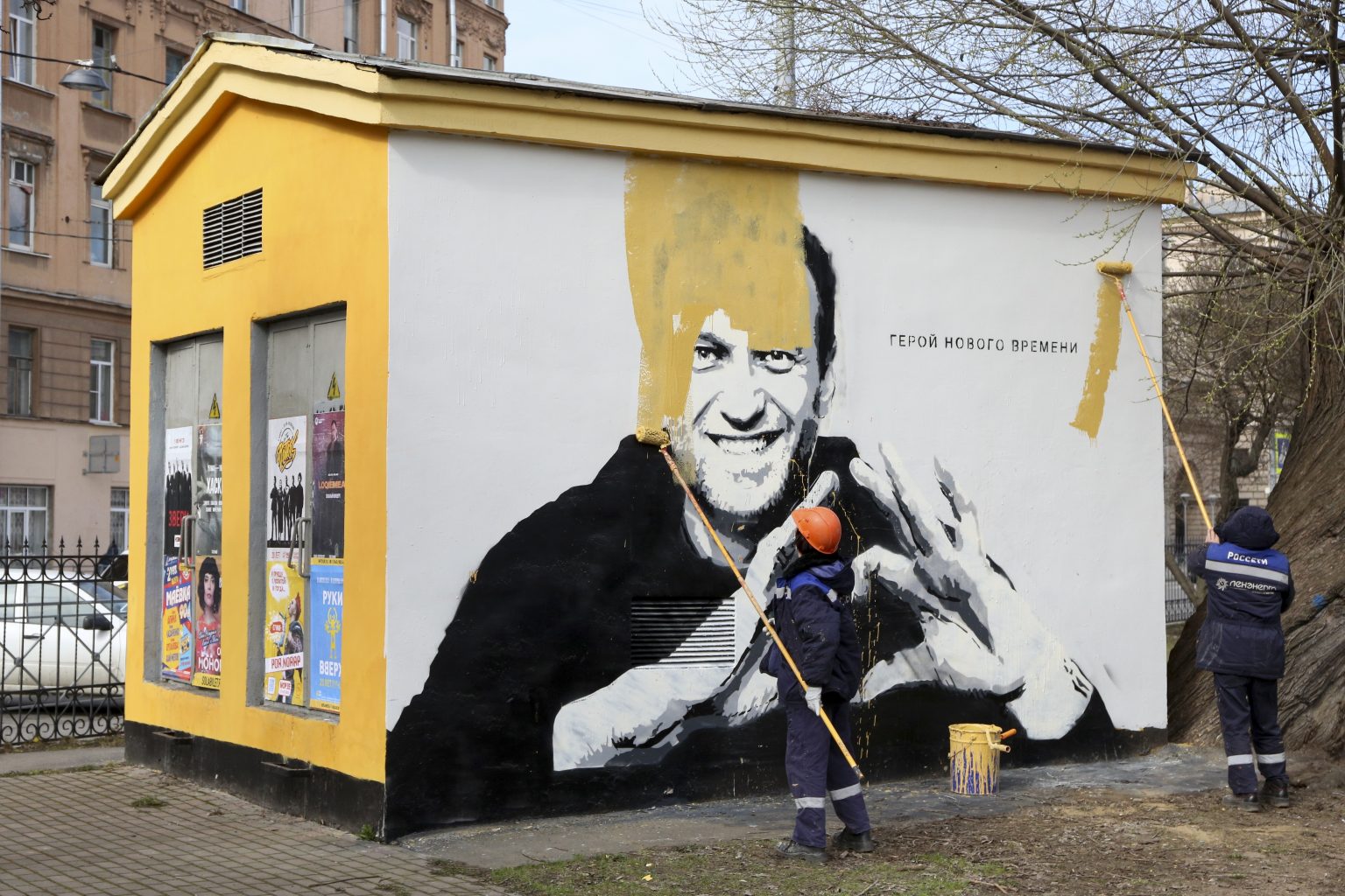 Pracovníci pretierajú farbou graffiti ruského opozičného lídra Alexeja Navaľného s nápisom Hrdina našej doby 28. apríla 2021 v Petrohrade. Foto: TASR/AP