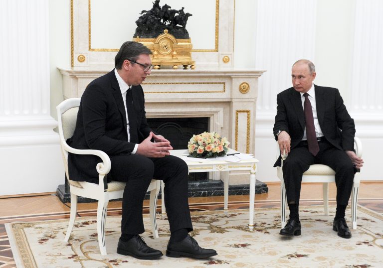 Na snímke sprava ruský prezident Vladimir Putin a srbský prezident Aleksandar Vučič počas stretnutia v Kremli v Moskve 23. júna 2020. Foto: TASR/AP