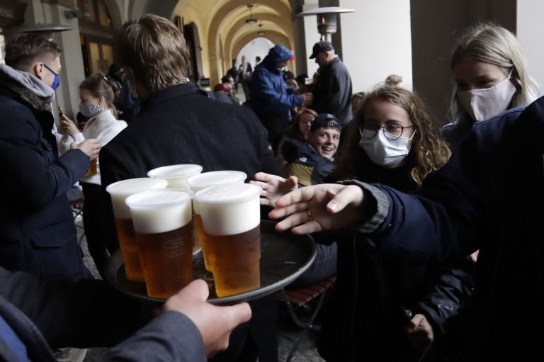 Ľudia v rade na pivo na letnej terase reštaurácie v Prahe (máj 2020). Foto: TASR/AP
