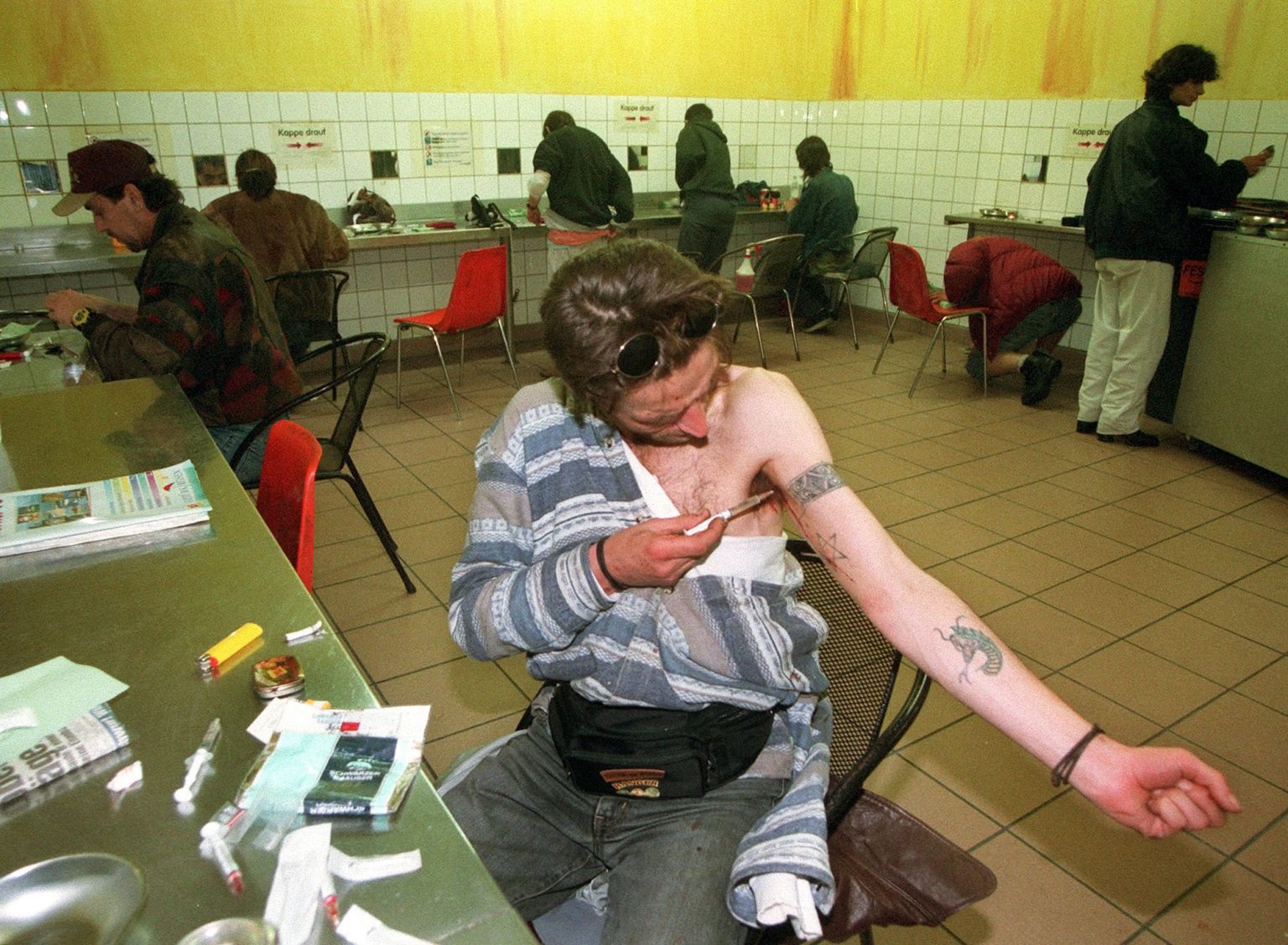 Drogovo závislý, ktorý si v injekčnej miestnosti pichá dávku heroínu (Frankfurt 1998). Foto: TASR/AP