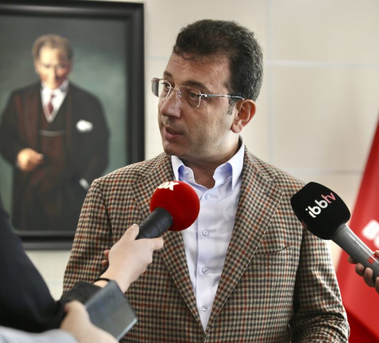 Masové razie v Turecku: Zadržali 70 ľudí z okolia starostu Imamogla