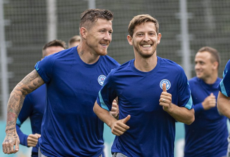 Na snímke zľava Juraj Kucka, Patrik Hrošovský a Stanislav Lobotka počas tréningu v Petrohrade v nedeľu 13. júna 2021. Foto: Martin Baumann/TASR
