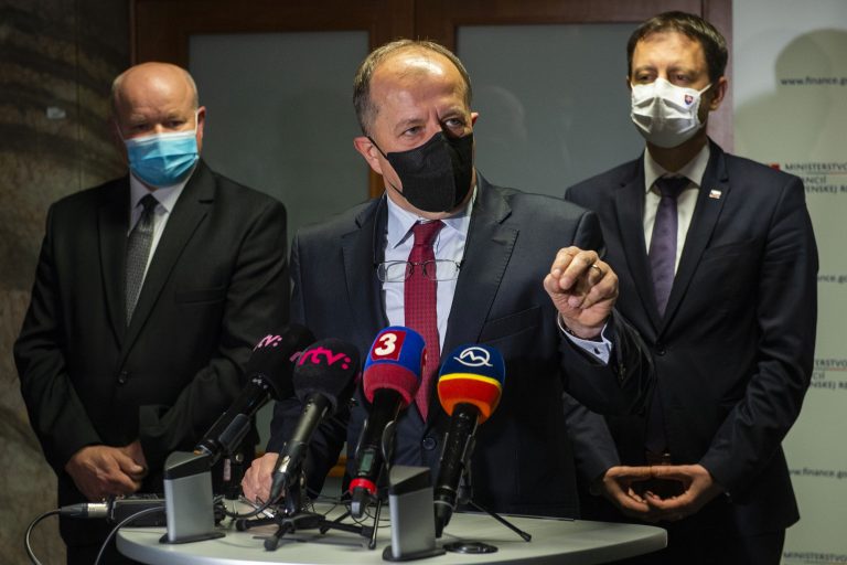 S vtedajším ministrom financií Eduardom Hegerom (vpravo) rokovali vlani v novembri predseda Únie miest Slovenska  Richard Rybníček (v strede) a predseda Združenia miest a obcí Slovenska Branislav Tréger. Foto: Jakub Kotian/TASR