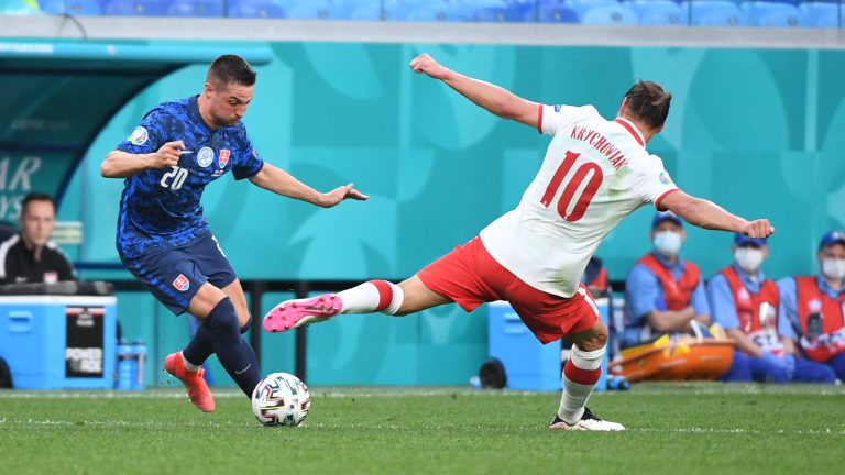 Na snímke vľavo slovenský hráč Róbert Mak a vpravo poľský hráč Grzegorz Krychowiak v zápase E-skupiny na majstrovstvách Európy vo futbale Poľsko - Slovensko 14. júna 2021 v ruskom Petrohrade. Foto: Martin Baumann/TASR