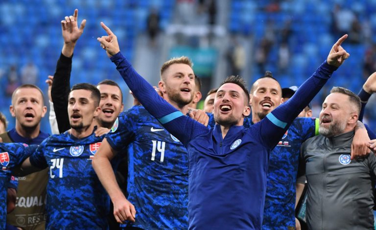 Na snímke futbalisti Slovenska oslavujú víťazstvo 2:1 v zápase E-skupiny na majstrovstvách Európy. Foto: Martin Baumann/TASR