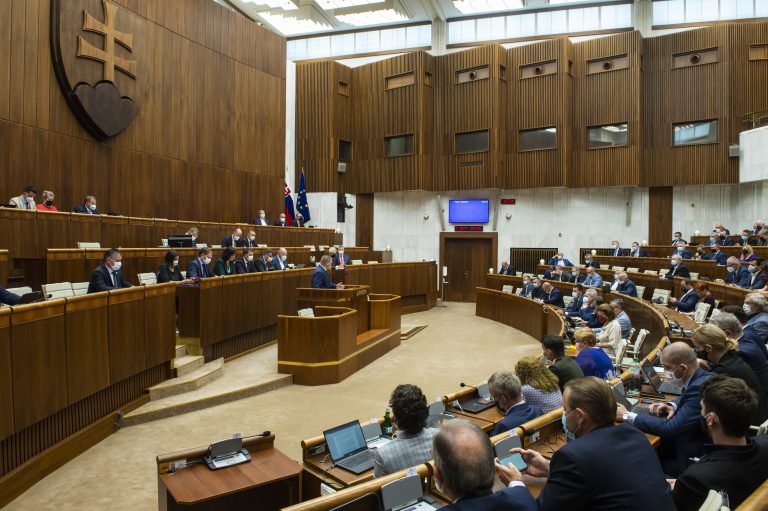 Opozícia kritizuje koalíciu za neúspešný začiatok mimoriadnej schôdze