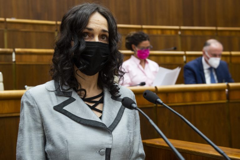 Na snímke europoslankyňa Miriam Lexmann (KDH) počas rokovania 32. schôdze NRSR 18. júna 2021 v Bratislave. Foto: Jakub Kotian/TASR