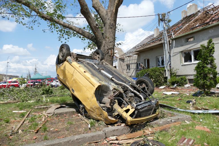 Na snímke materiálne škody po silnej búrke a tornáde v obci Moravská Nová Ves . Foto: Vladimír Miček/TASR