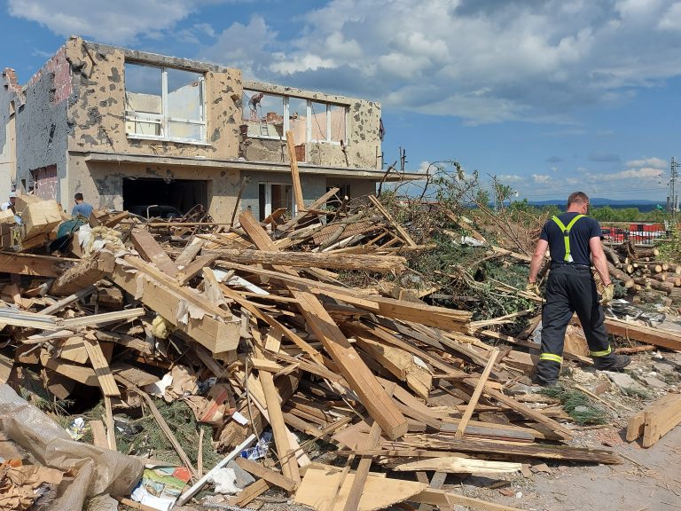 Odstraňovanie škôd v juhomoravskej obci Lužice. Foto: Ivan Kríž/TASR