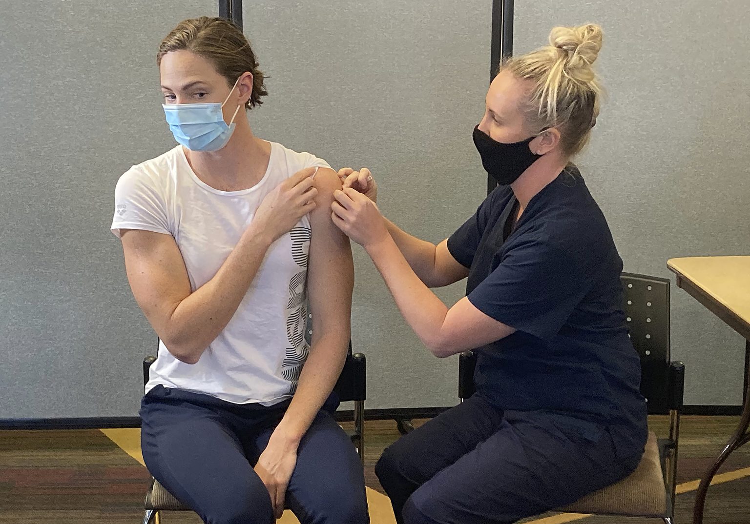 Na snímke austrálska plavkyňa Cate Campbellová počas očkovania vakcínou Pfizer proti ochoreniu COVID-19 na Športovej akadémii v Queenslande v austrálskom Brisbane. Foto: TASR/AP