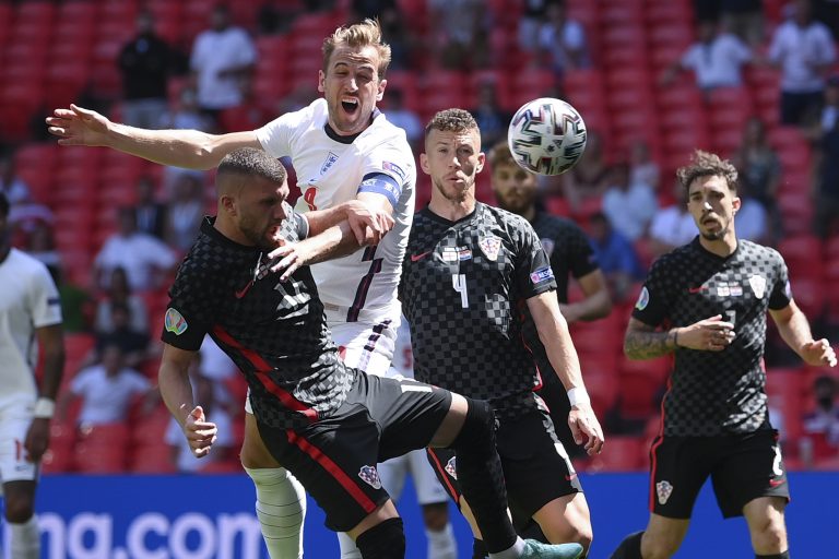 Anglický futbalista Harry Kane (druhý zľava) a Chorvát Ante Rebič (vľavo) bojujú o loptu v zápase základnej D-skupiny Anglicko - Chorvátsko na ME vo futbale v Londýne v nedeľu 13. júna 2021. FOTO: TASR/AP  