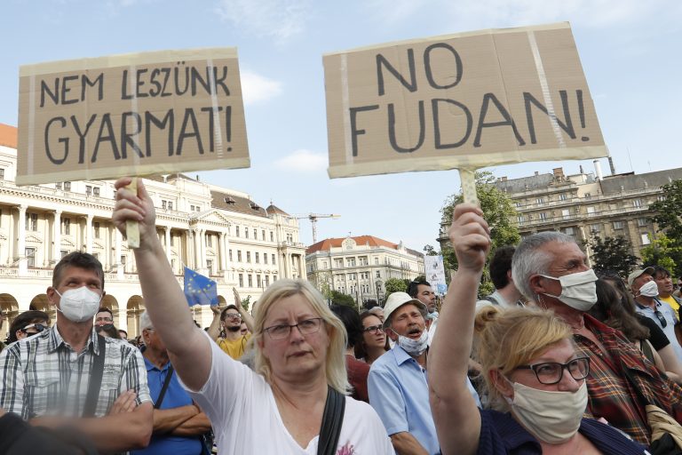 Čínska univerzita má v Budapešti stopku, dvere jej opatrne otvára Nórsko