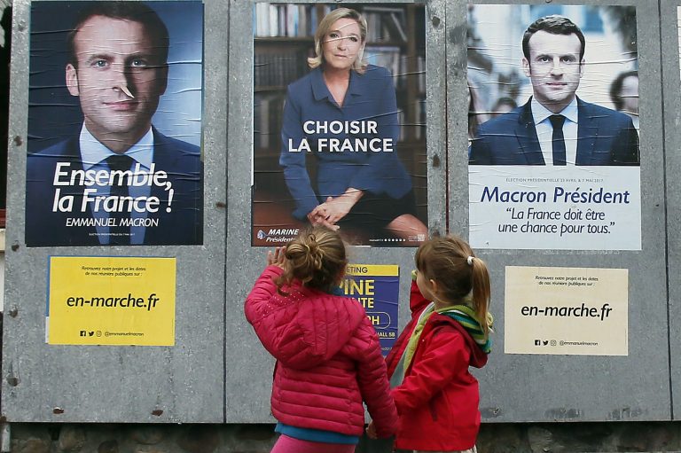 Video: Macron dostal prvú facku. Le Penová sa ho zastala a útok odsúdila