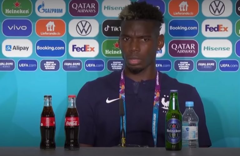 Pogba opakuje po Ronaldovi. Ako veriaci moslim odstránil z tlačovky pivo. Nealkoholické