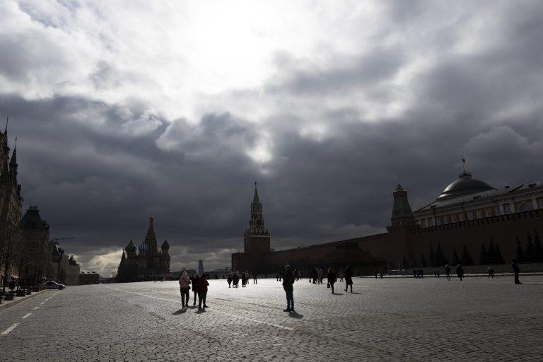 Na snímke ľudia sa prechádzajú po Červenom námestí v Moskve v Rusku ráno 23. marca 2021. Foto: TASR/AP