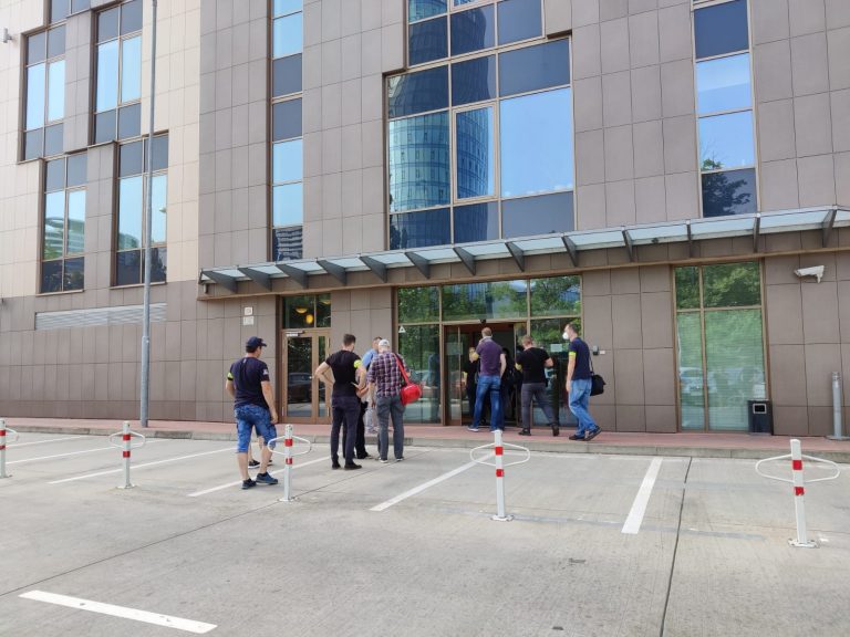 Daňoví kriminalisti v budove, kde sídli Slovenský zväz ľadového hokeja. Foto: Tomáš Dugovič