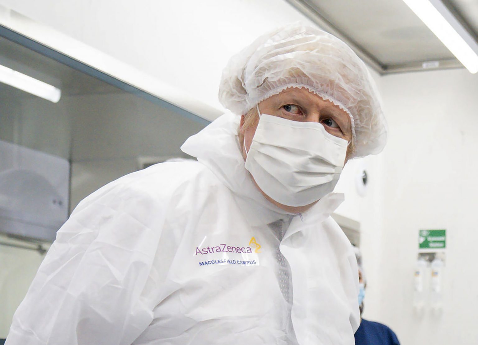 Britský premiér Boris Johnson  v ochrannom odeve počas návštevy v závode na výrobu vakcíny AstraZeneca v anglickom meste Macclesfield. Foto: TASR/AP