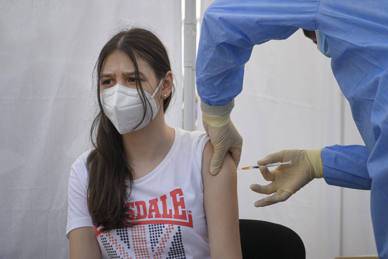 Očkovanie vakcínou od spoločností Pfizer/BioNtech proti ochoreniu Covid-19. Foto: TASR/AP