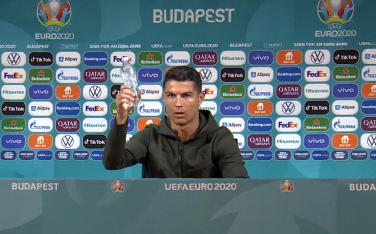 Ronaldo odložil Coca-Colu a vyzval na pitie vody. Hodnota spoločnosti klesla o tri miliardy eur