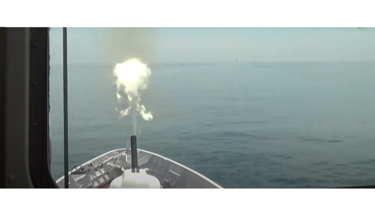 Varovný výstrel ruského plavidla na britský torpédoborec Defender. Foto: YouTube