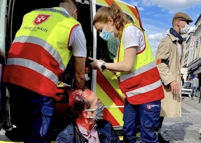 Katolícku akciu pre obete Parížskej komúny napadli ľavicoví radikáli z Antifa