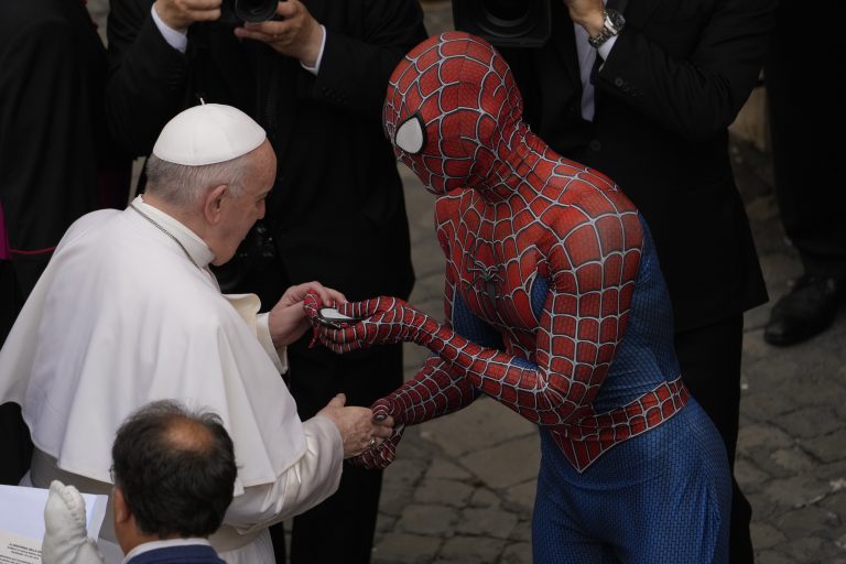 Pápež so Spidermanom na generálnej audiencii 23. júna 2021. Foto: TASR/AP