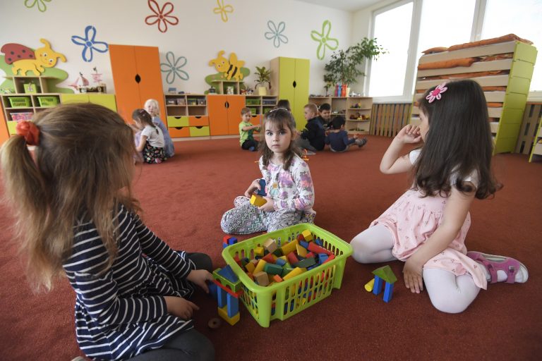 Miest v škôlkach bude dostatok, garantuje ministerstvo školstva. Rodičia to zistia už v júli