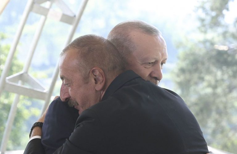 Azerbajdžanský prezident Iľham Alijev (v popredí) a turecký prezident Recep Tayyip Erdogan sa objímajú po tom, ako podpísali
Šušskú deklaráciu. Foto: TASR/AP