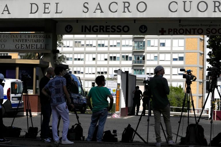 Novinári stoja pred Poliklinikou A. Gemelliho v Ríme. Foto: TASR/AP