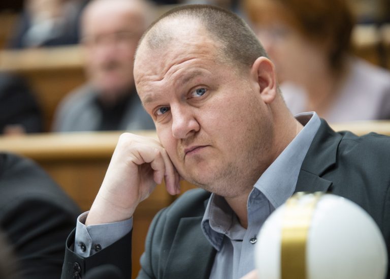 Polícia zadržala Kotlebovho poslanca Petra Krupu. Napadol policajta