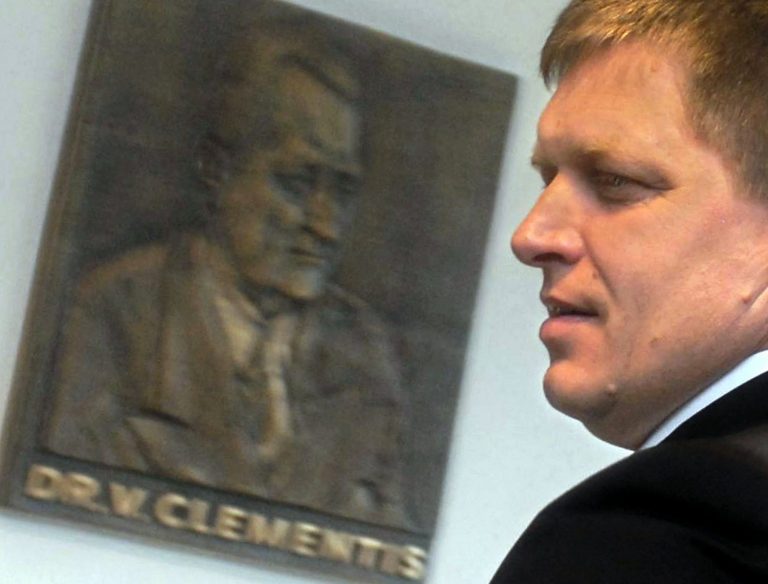 Na odhalení plastiky Vladimíra Clementisa v budove ministerstva zahraničných vecí sa v roku 2007 zúčastnil vtedajší predseda vlády Robert Fico. Foto: Martin Baumann/TASR