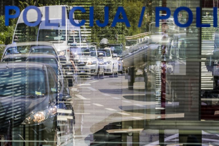 Sprísňujú sa podmienky vstupu do Chorvátska, na hraniciach sa tvoria kolóny