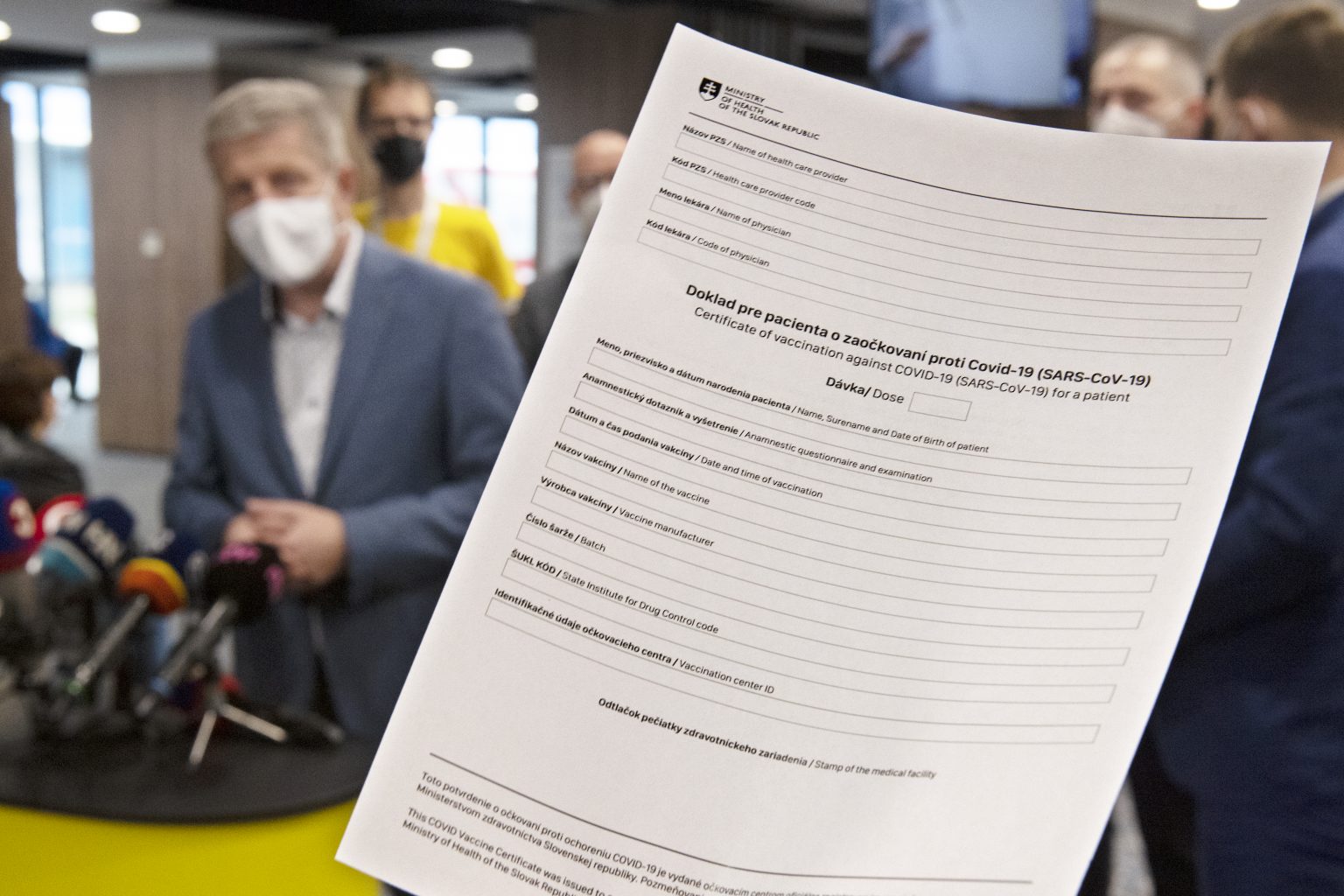 Na snímke vľavo minister zdravotníctva SR Vladimír Lengvarský a v popredí doklad pre pacienta o zaočkovaní proti Covid-19. Foto: Pavel Neubauer/TASR