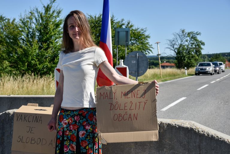 Niektoré hraničné priechody uzatvorili, ľudia demonštrujú. Nedostali sa k rodine ani do práce