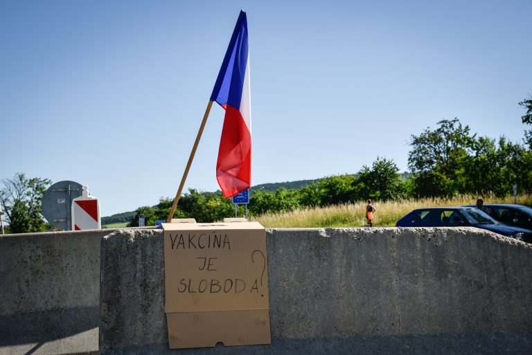 Uzavreté hranice ľudia nerešpektujú. Mikulec tvrdí, že má málo policajtov, zháňa posily