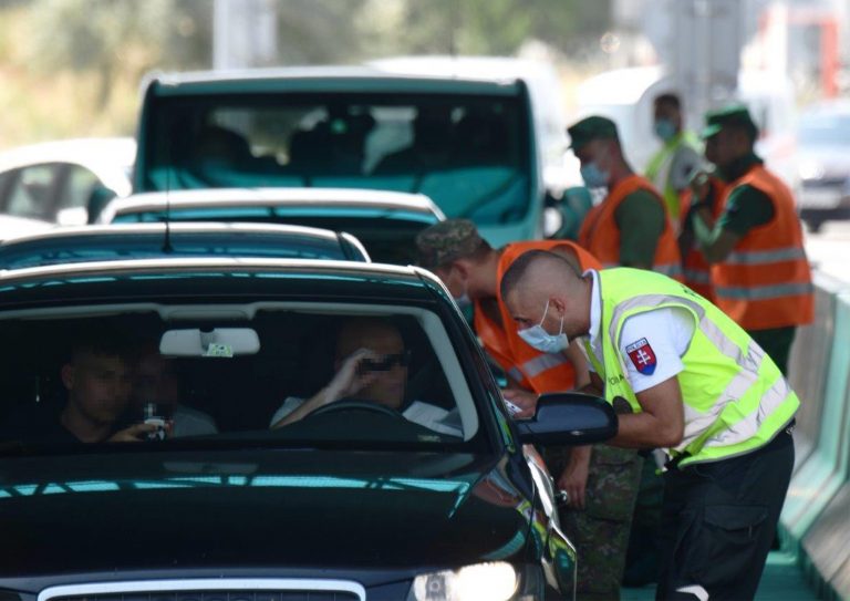 Režim na hraniciach od pondelka: Do karantény idú aj zaočkovaní prvou dávkou