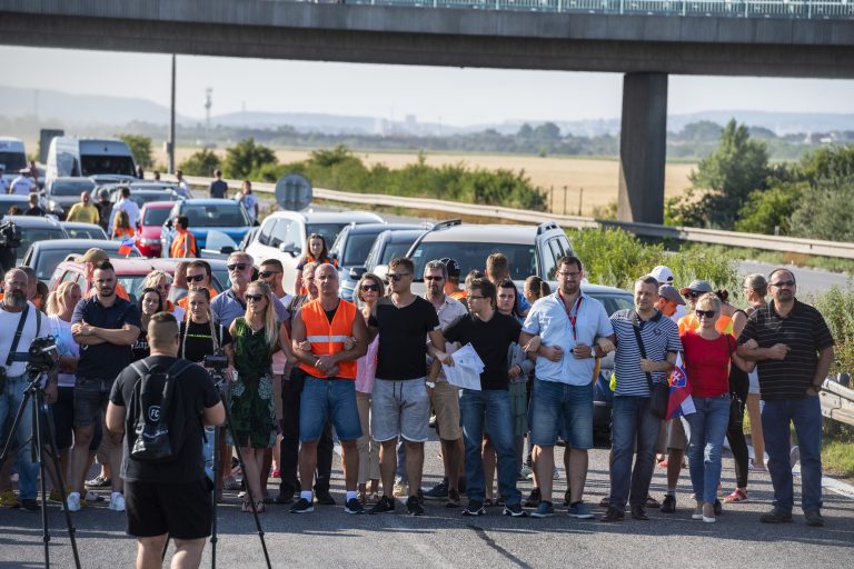 Viaceré hraničné priechody blokujú pendleri, na hraniciach sa tvorili kolóny