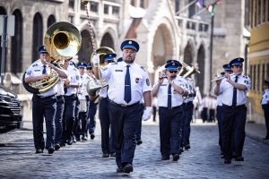 Na ulici v Budapešti akoby koronavírus nebol. Čo robia Maďari inak?
