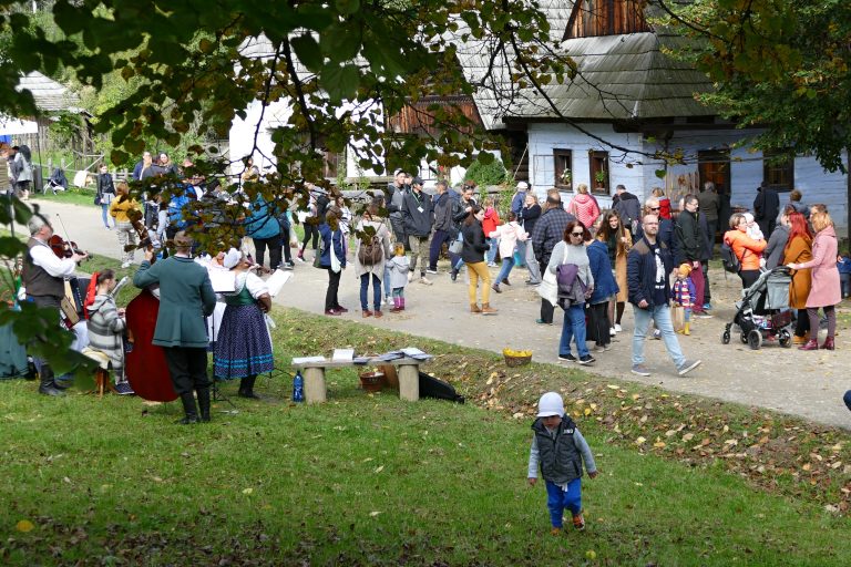 Návštevníci Michalského jarmoku v Múzeu slovenskej dediny v Martine. Foto: Erika Ďurčová/TASR