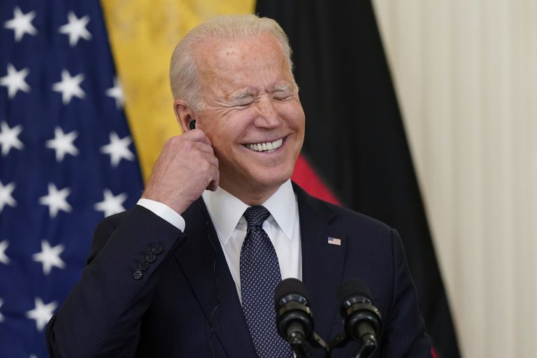 Biden nedokáže poskladať súvislú vetu a bude len horšie, tvrdí bývalý lekár amerických prezidentov