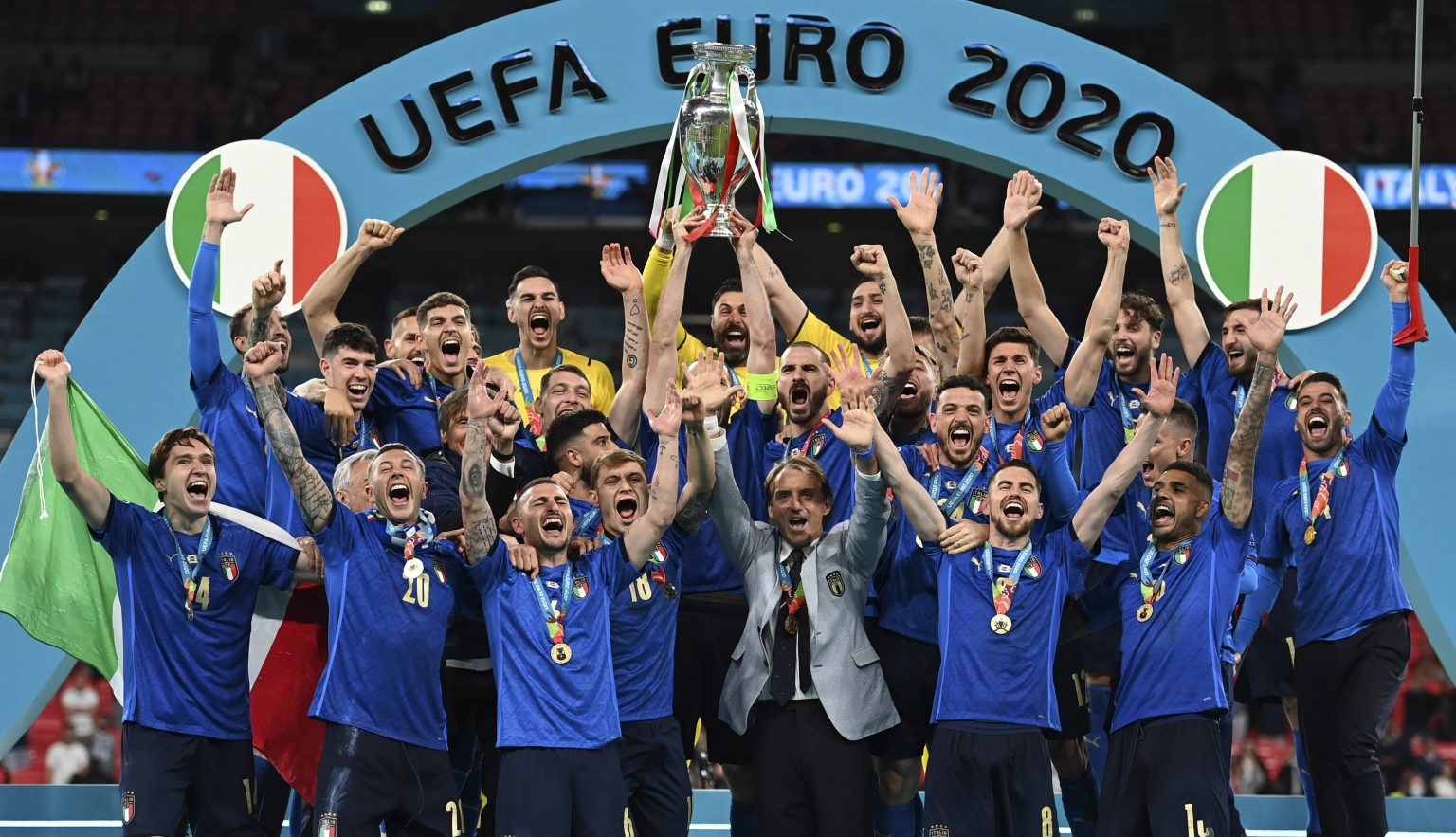 Talianski futbalisti pózujú s majstrovskou trofejou po výhre vo finálovom zápase Anglicko - Taliansko na EURO 2020 vo futbale. Foto: TASR/AP