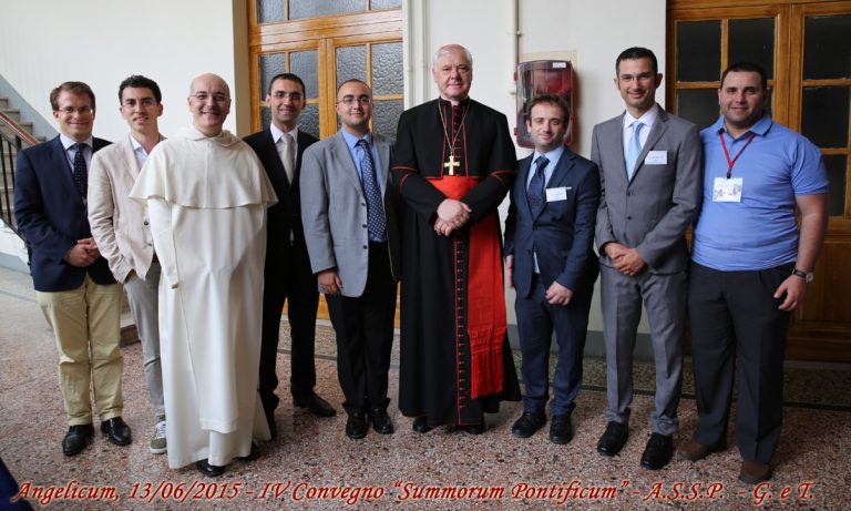 Z konferencie o takzvanej latinskej omši v Ríme. Bývalý prefekt Kongregácie pre náuku viery, kardinál Müller, je v strede. Foto: Bohumil Petrík/CNA